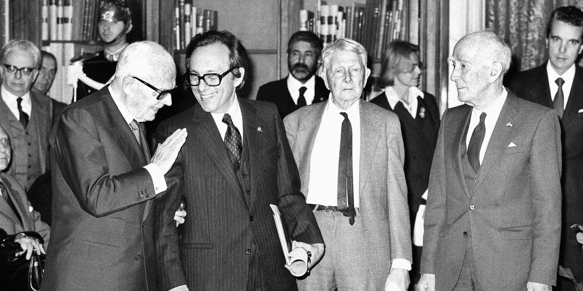 I fotot från 1984 står Italiens president Sandro Pertini bredvid Jean Starobinski (andra från vänster), Sewall Wright och Jan Oort tillsammans i Rom efter en prisutdelning. 