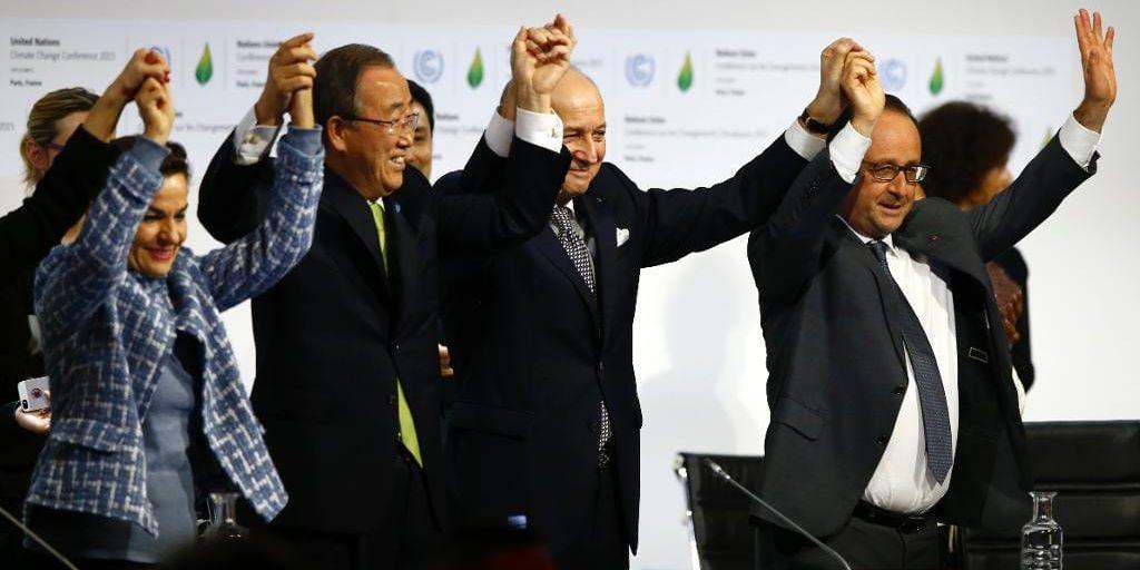 Det jublades på klimatmötet i Paris sedan det historiska avtalet hade klubbats.