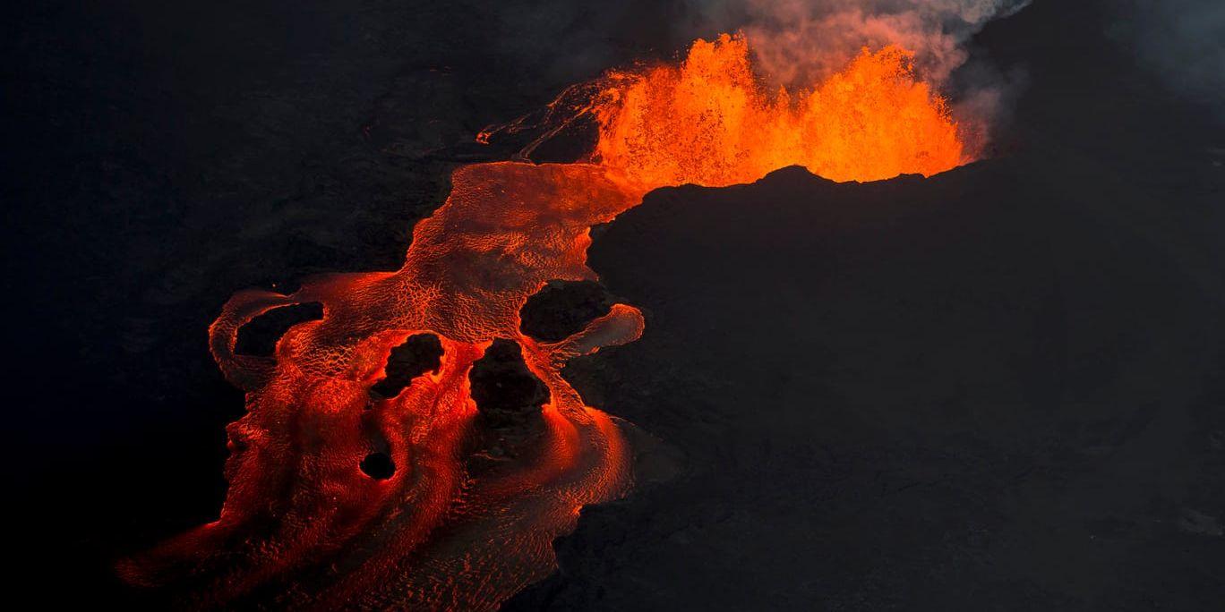 Lava strömmar från vulkanen Kilauea vars utbrott startade i maj. Arkivbild.