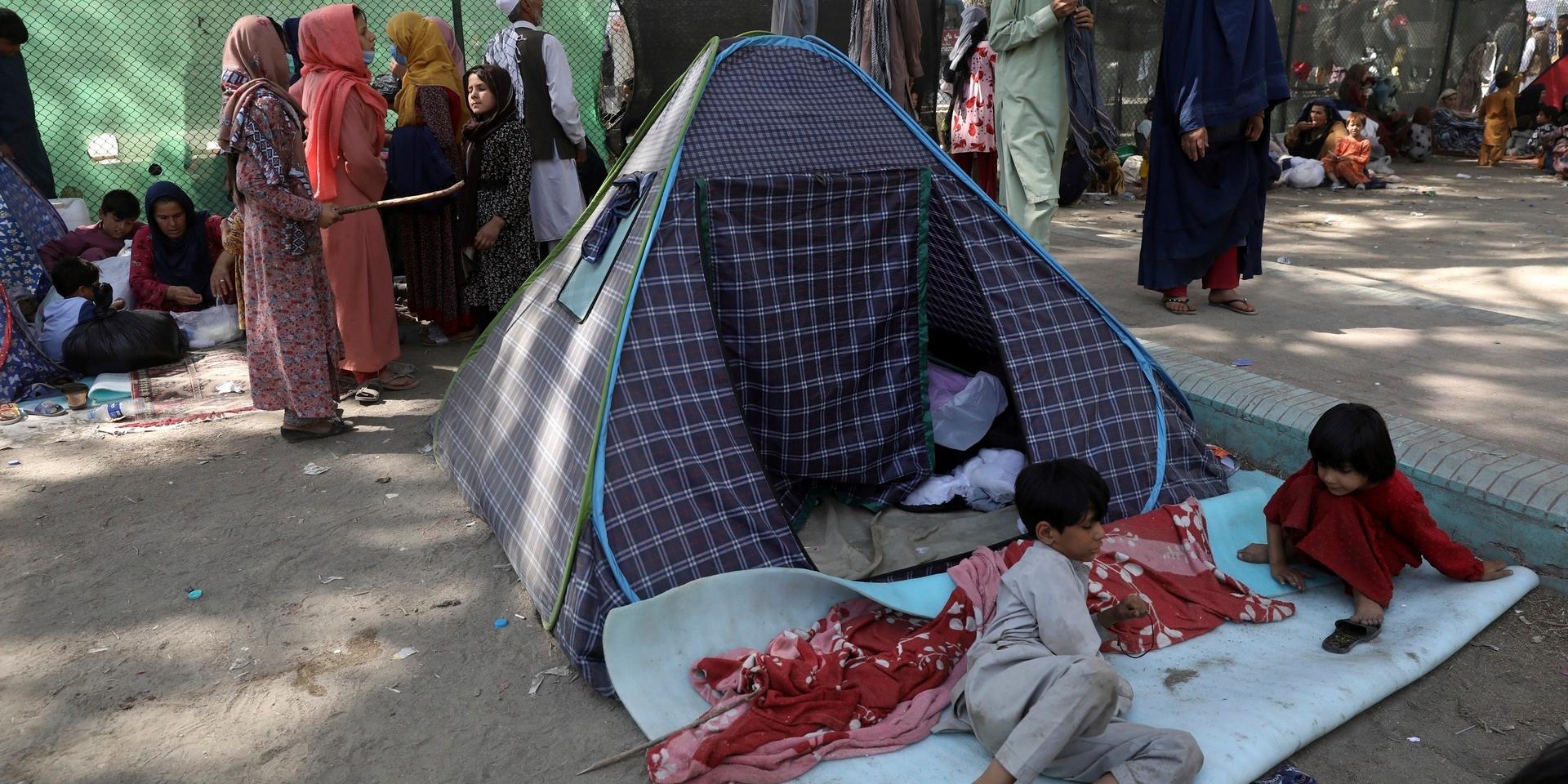 Människor som flytt Afghanistans norra provinser söker skydd i en park i Kabul.