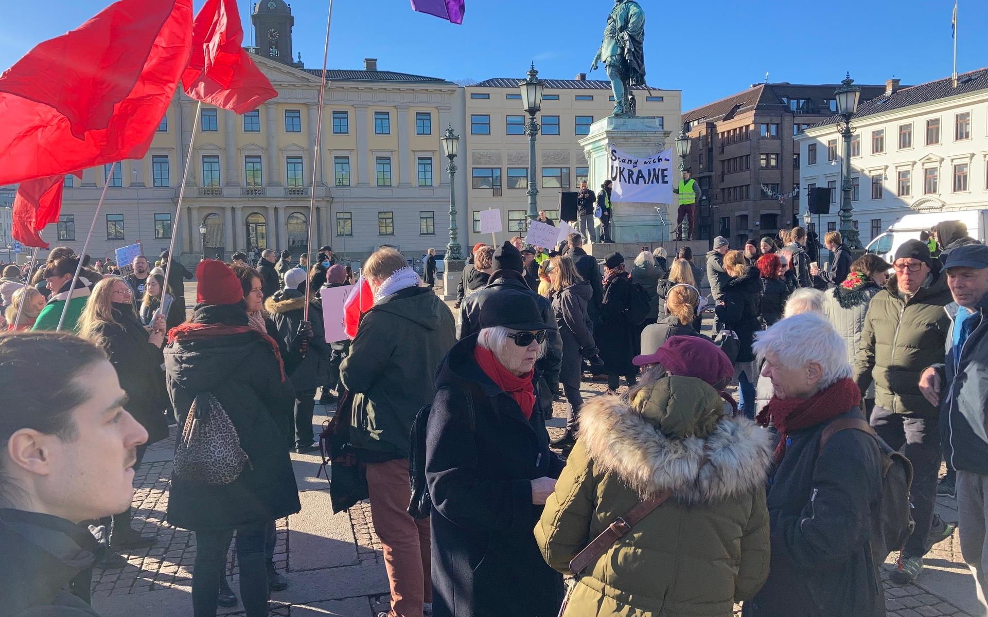 Ett par hundra demonstranter på Gustaf Adolfs torg på lördagen.