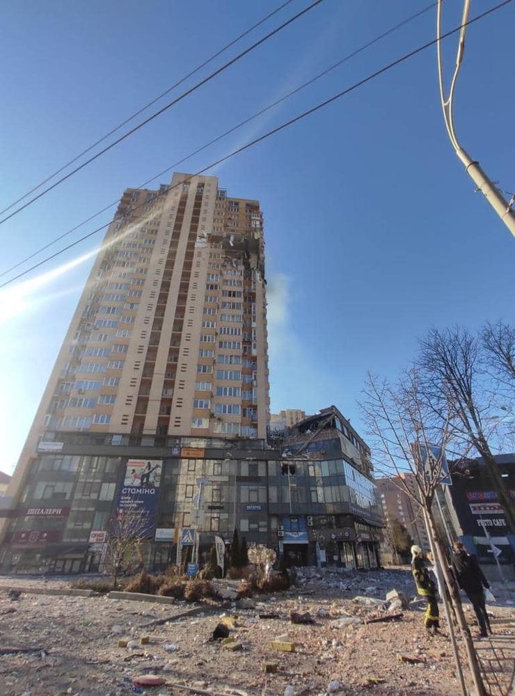 Ett hus i centrala Kiev har träffats av en rysk missil och brann fortfarande under lördagsmorgonen.
