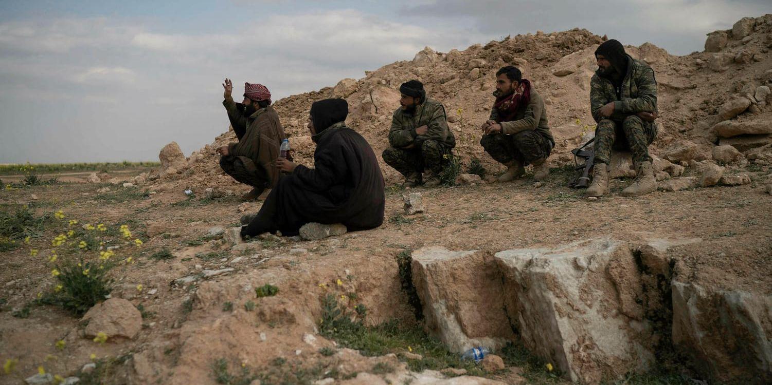 SDF-soldater utanför byn Baghouz i östra Syrien.