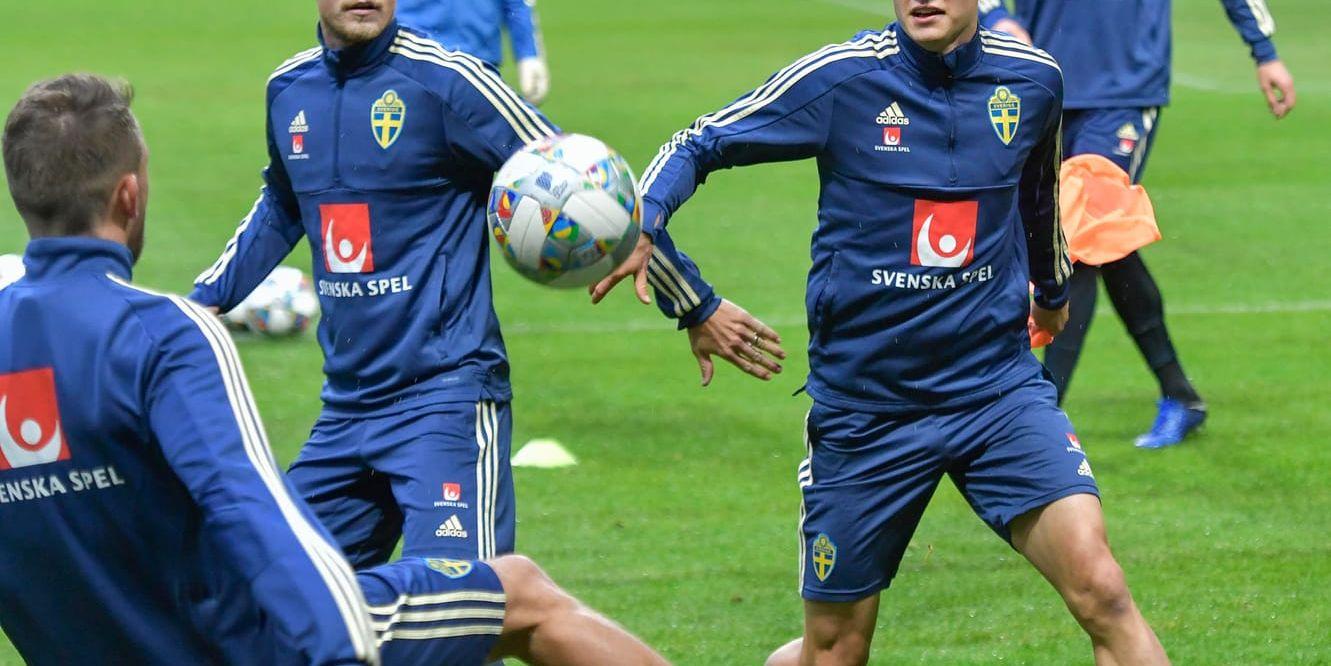Debutanten Mattias Svanberg (till höger) i kamp mot Oscar Hiljemark under landslagets träning på Friends arena.