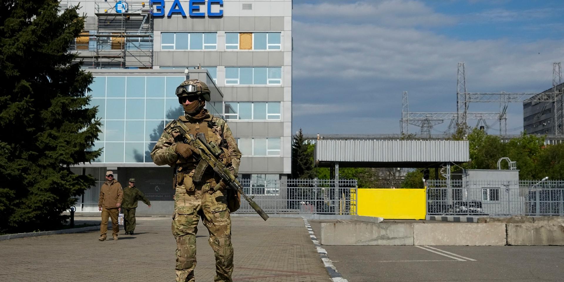 Rysk soldat på plats vid det ockuperade kärnkraftverket Zaporizjzja i sydöstra Ukraina. Bilden är tagen i maj.