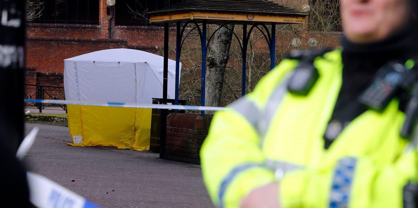 Polis vid den avspärrade plats i Salisbury där Sergej Skripal och hans dotter hittades. Arkivbild.