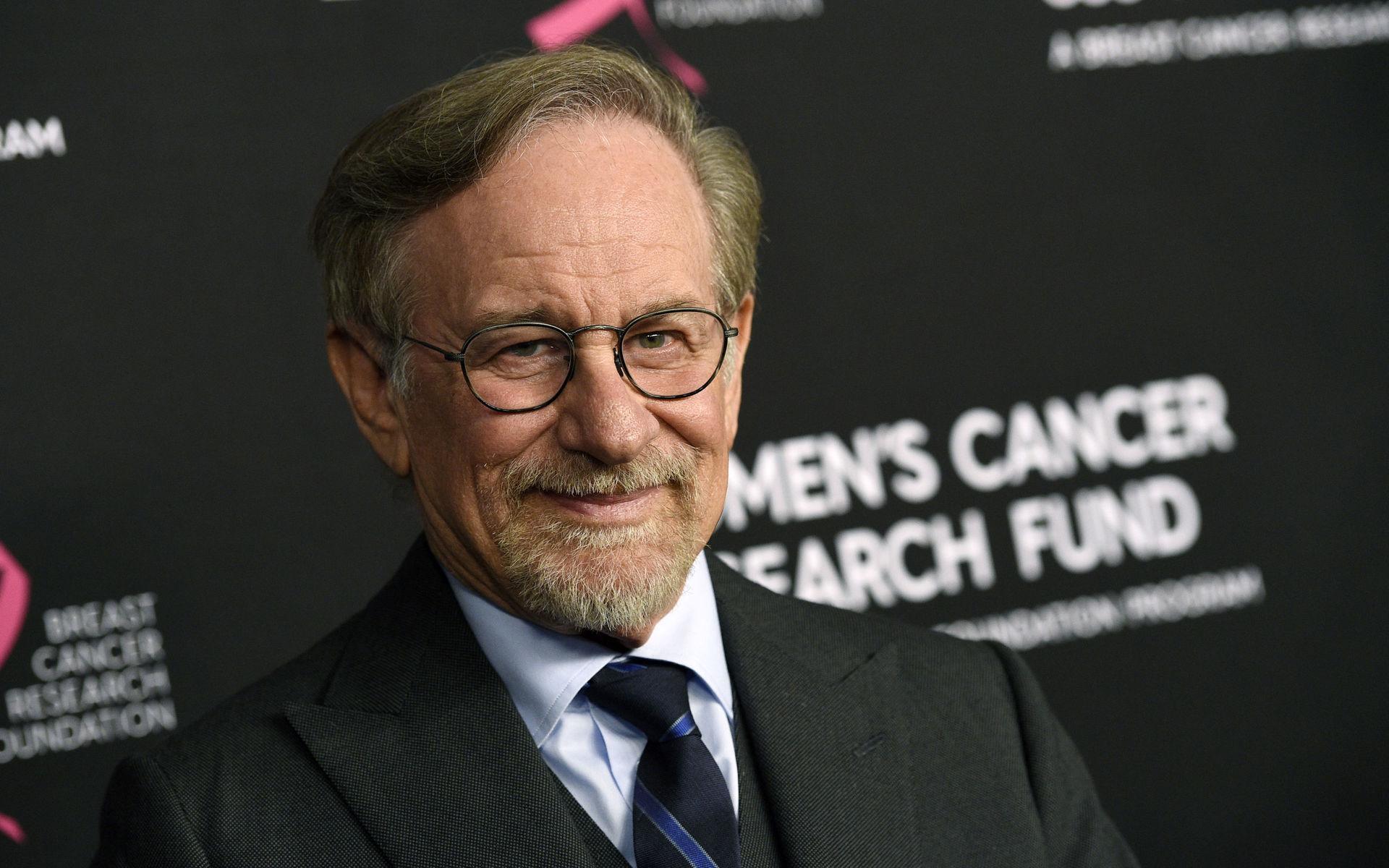 Steven Spielberg minns Kirk Douglas handskrivna brev och faderliga råd, och hans visdom och mod, säger han i ett uttalande.