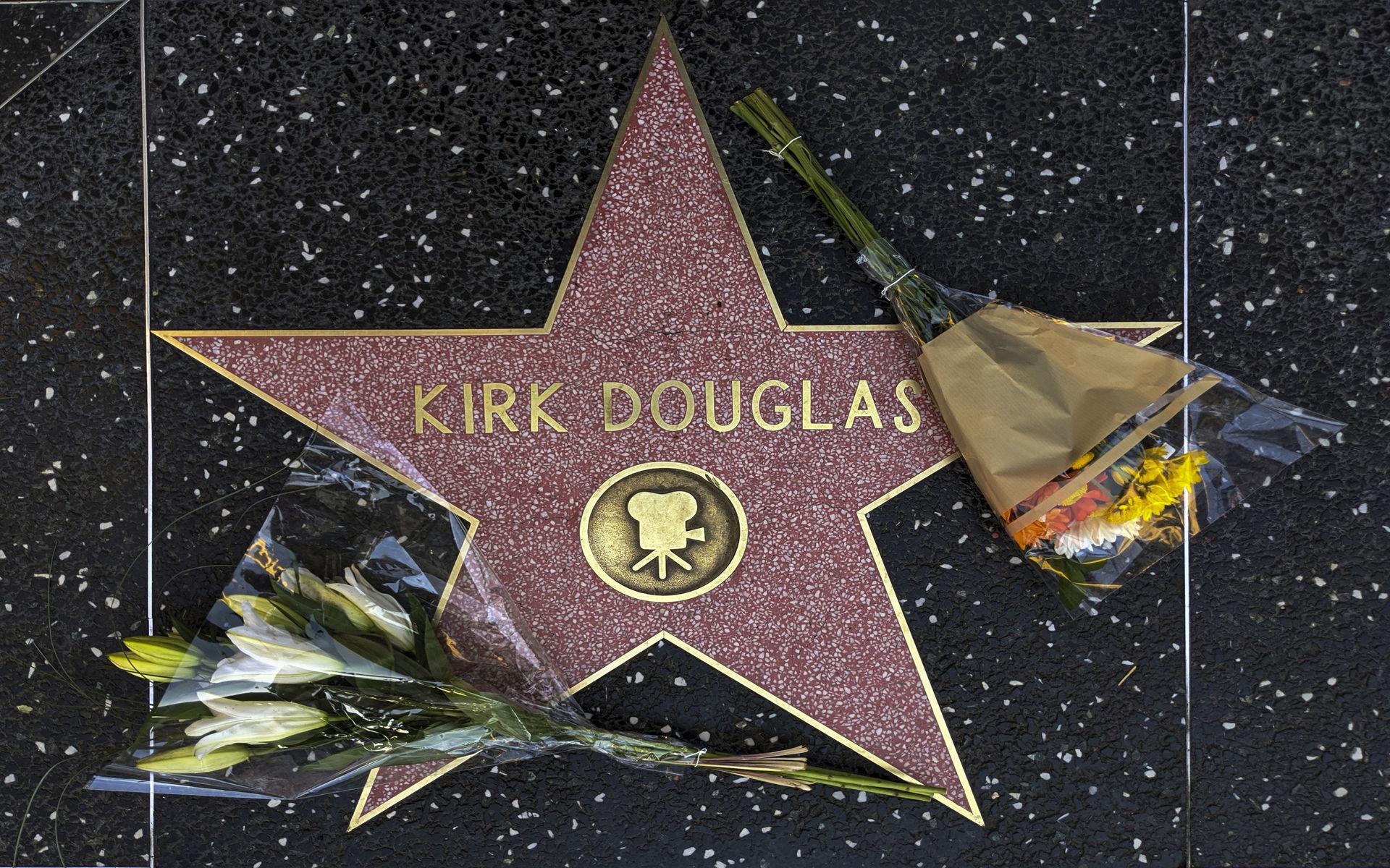 Blommor vid Kirk Douglas stjärna på Hollywood Walk of Fame i Los Angeles under onsdagen den 5 februari 2020.