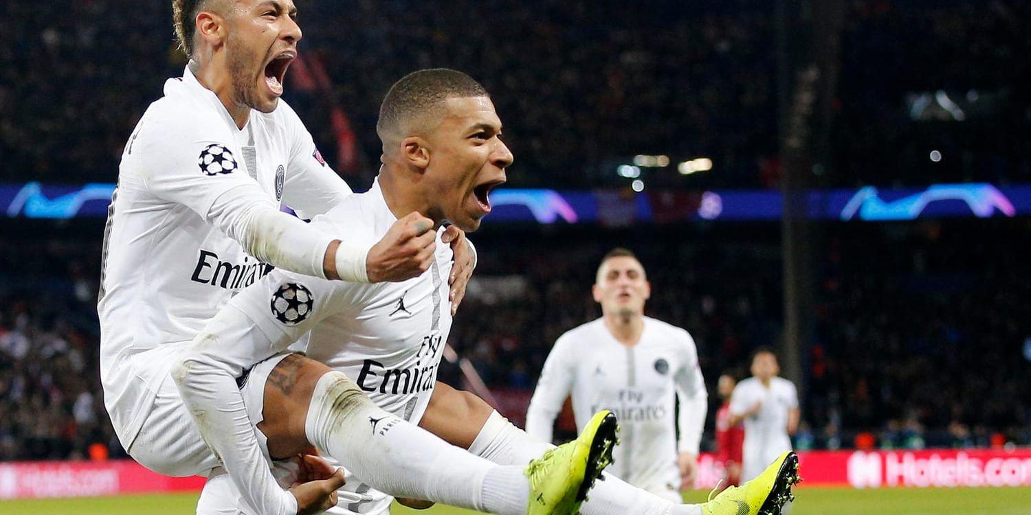 Neymar (till vänster) och Kylian Mbappé firar att Paris är ytterst nära en åttondelsfinalplats efter 2–1-segern mot Liverpool.