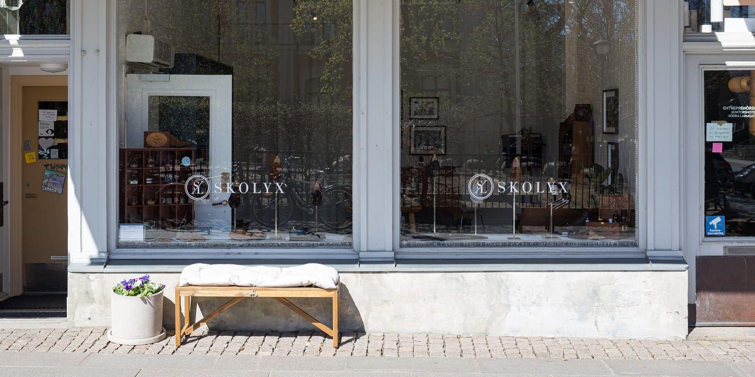Skoaffären Skolyx skyltfönster sett från gatan.