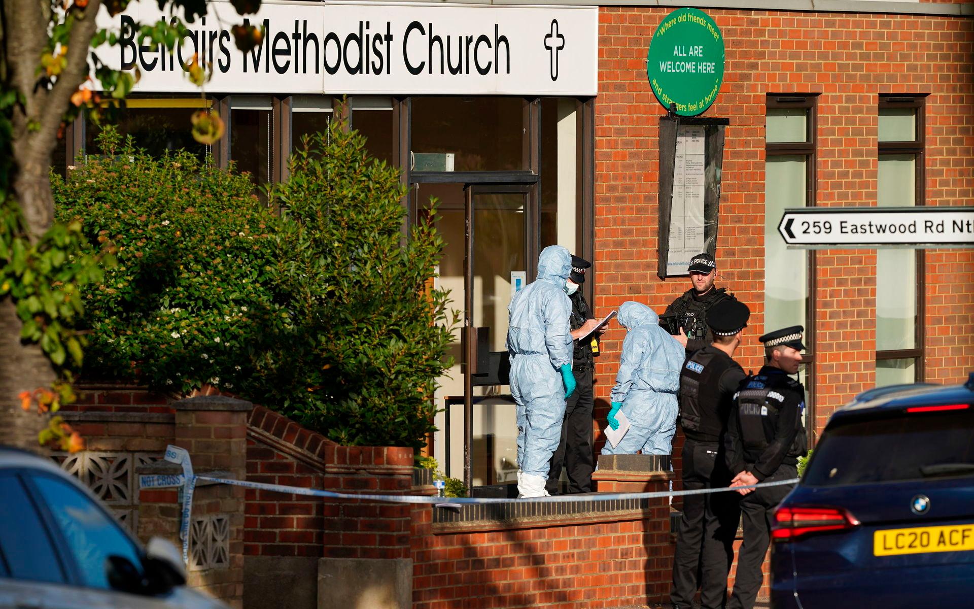 Poliser på plats utanför Belfairs Methodist Church där David Amess mörddes.