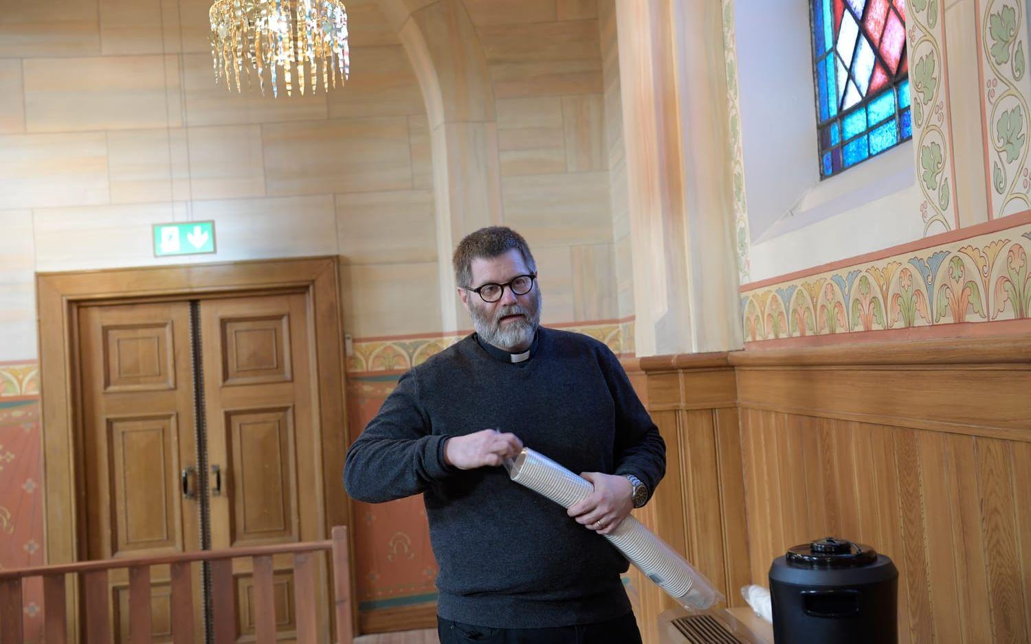 ”Om man befinner sig i sorg så behöver en lite varmt och lite sött”, säger Anders Friberg, präst i St Paulikyrkan, och plockar fram kaffet.