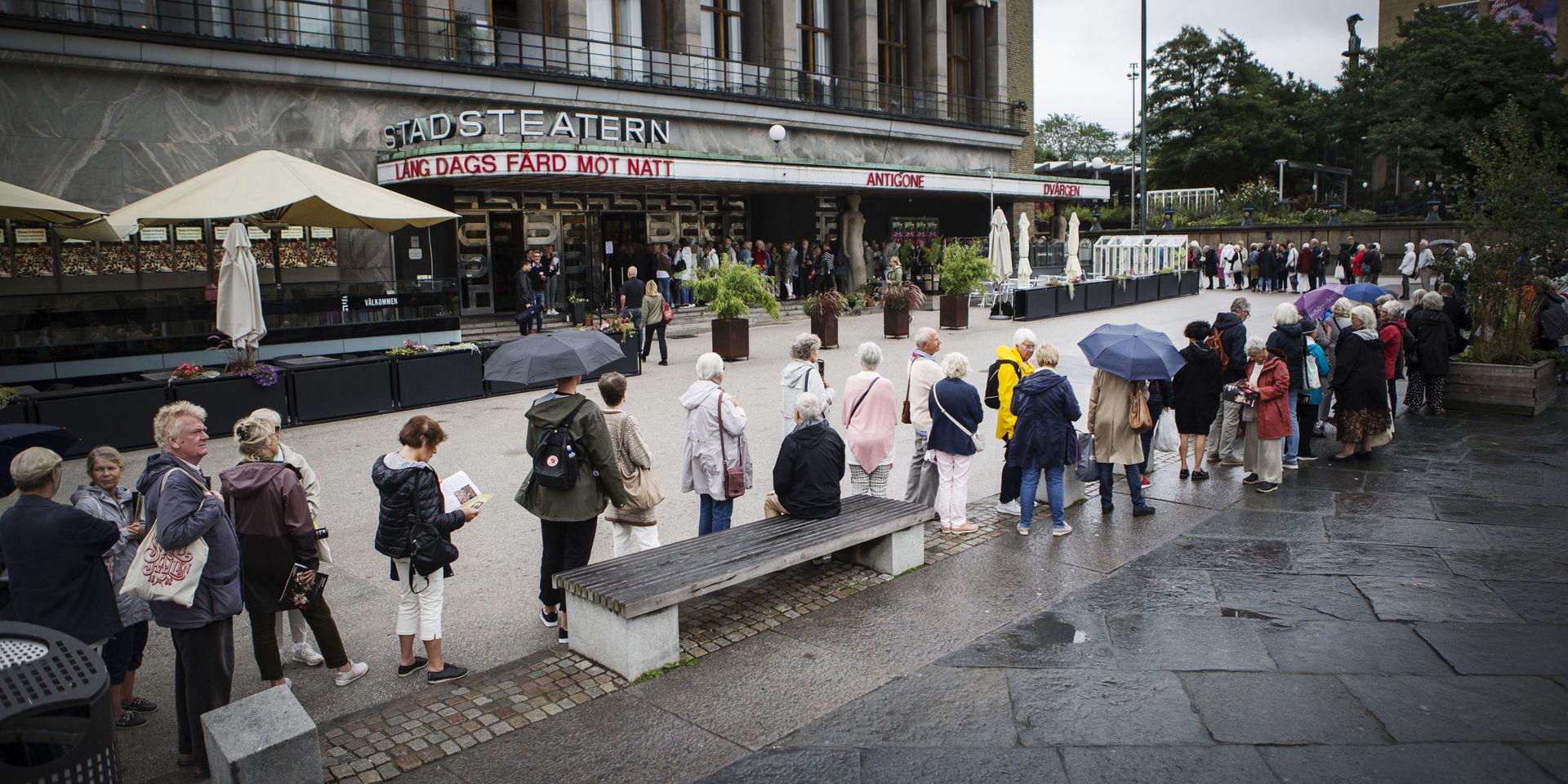 Göteborgs stadsteater stänger sedan en anställd på konstaterats smittad av coronaviruset.