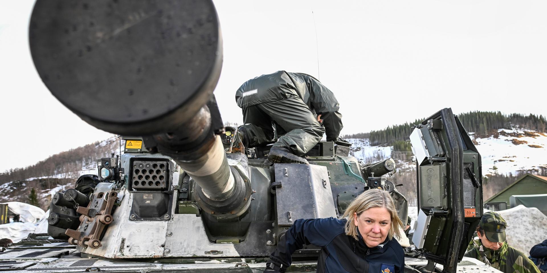 Statsminister Magdalena Andersson kliver i ett stridsfordon under ett besök vid internationella militärövningen Cold Response 2022 utanför Narvik i Nordnorge. 