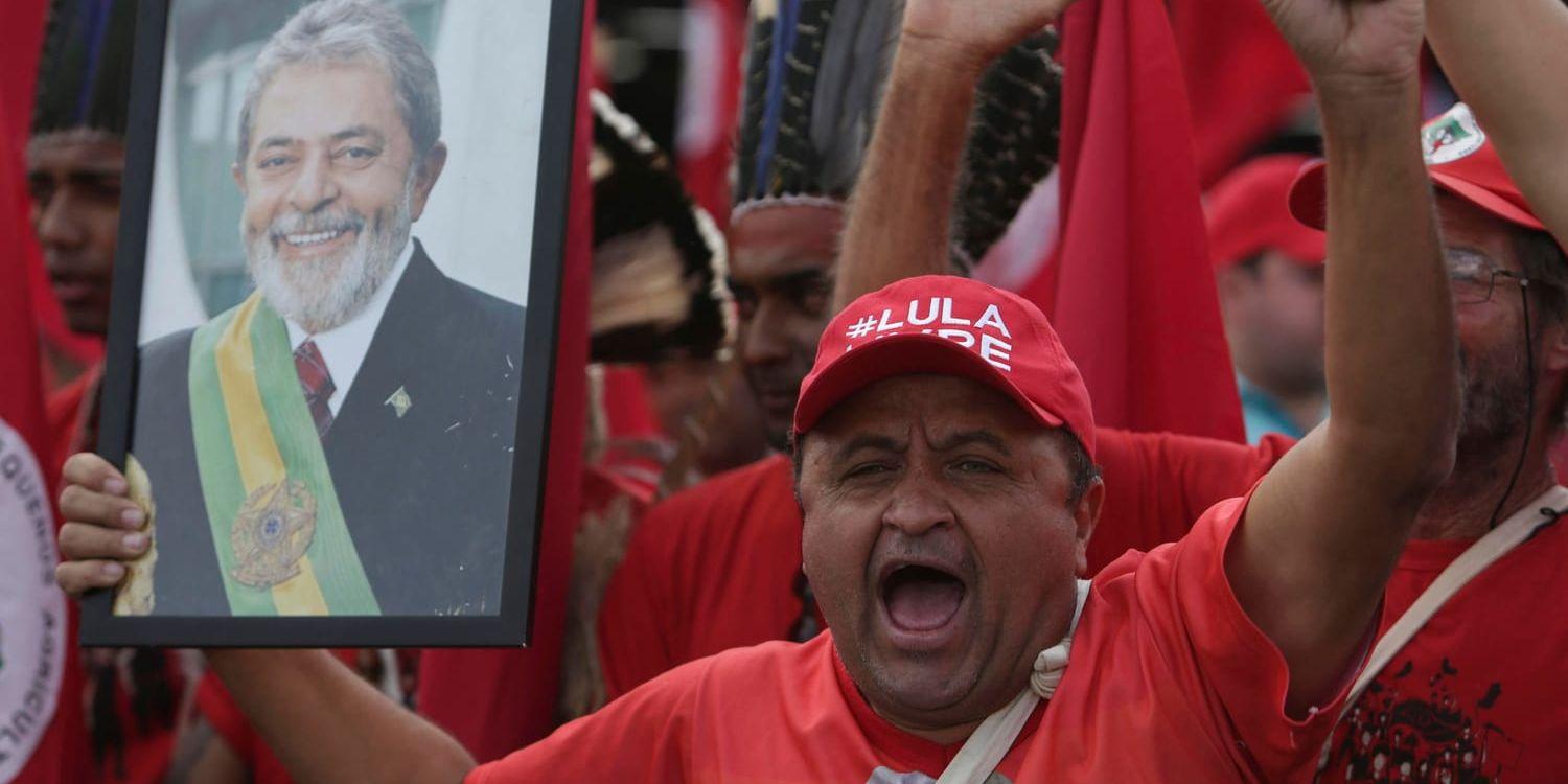 En av Lula da Silvas anhängare håller upp ett foto av den populäre politikern. Arkivbild.