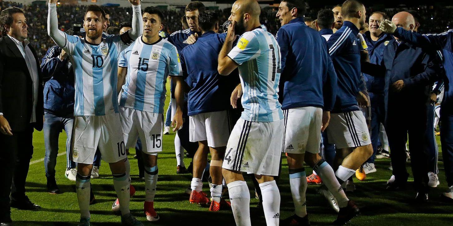 Argentina Lionel Messi (nummer 10) firar att laget kvalificerat sig till fotbolls-VM 2018.