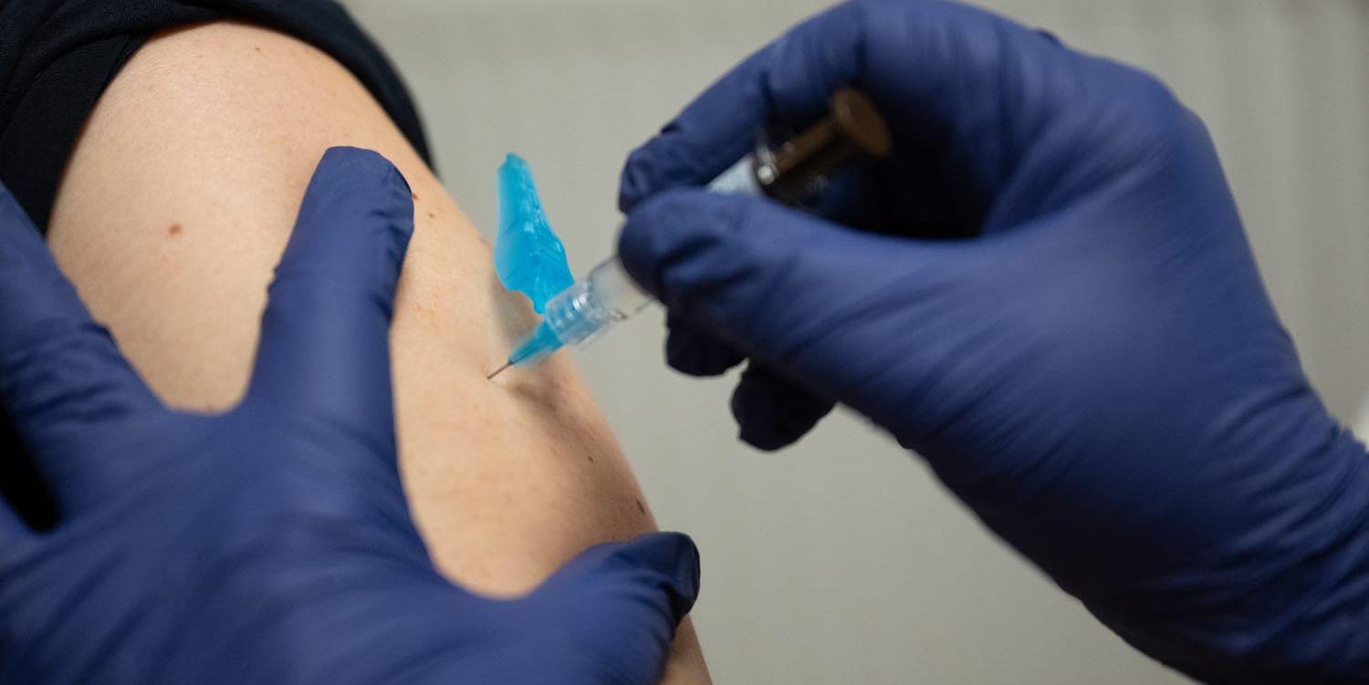 En arm som får vaccinspruta.