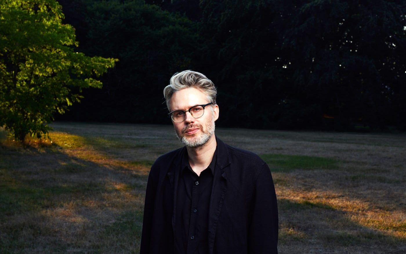 Karl Daniel Törnkvist är född 1986 i Torshälla och bor nu i Malmö. Han har gått litterär gestaltning på Akademin Valand i Göteborg. Hans debut ”Himlen” (2020) blev nominerad till Katapultpriset och belönades med Jan Fridegårdspriset.