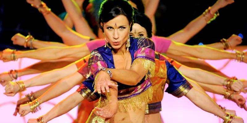 Programledaren Petra Mede inledde med Bollywooddans vid Guldbaggegalan i Stockholm på måndagen.
