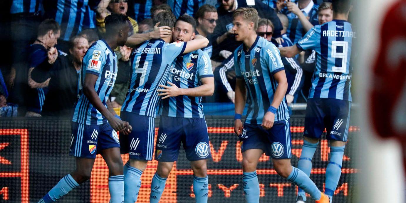 Djurgårdens Jacob Une Larsson gratuleras av lagkamraterna efter 1–0 mot Malmö FF i cupfinalen.