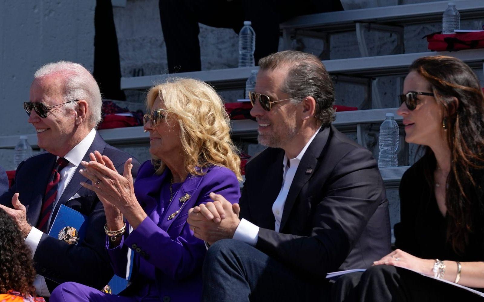 Delar av Biden-släkten vid ett evenemang i maj: President Joe Biden med hustrun Jill, och till höger om dem barnen Hunter och Ashley Biden.