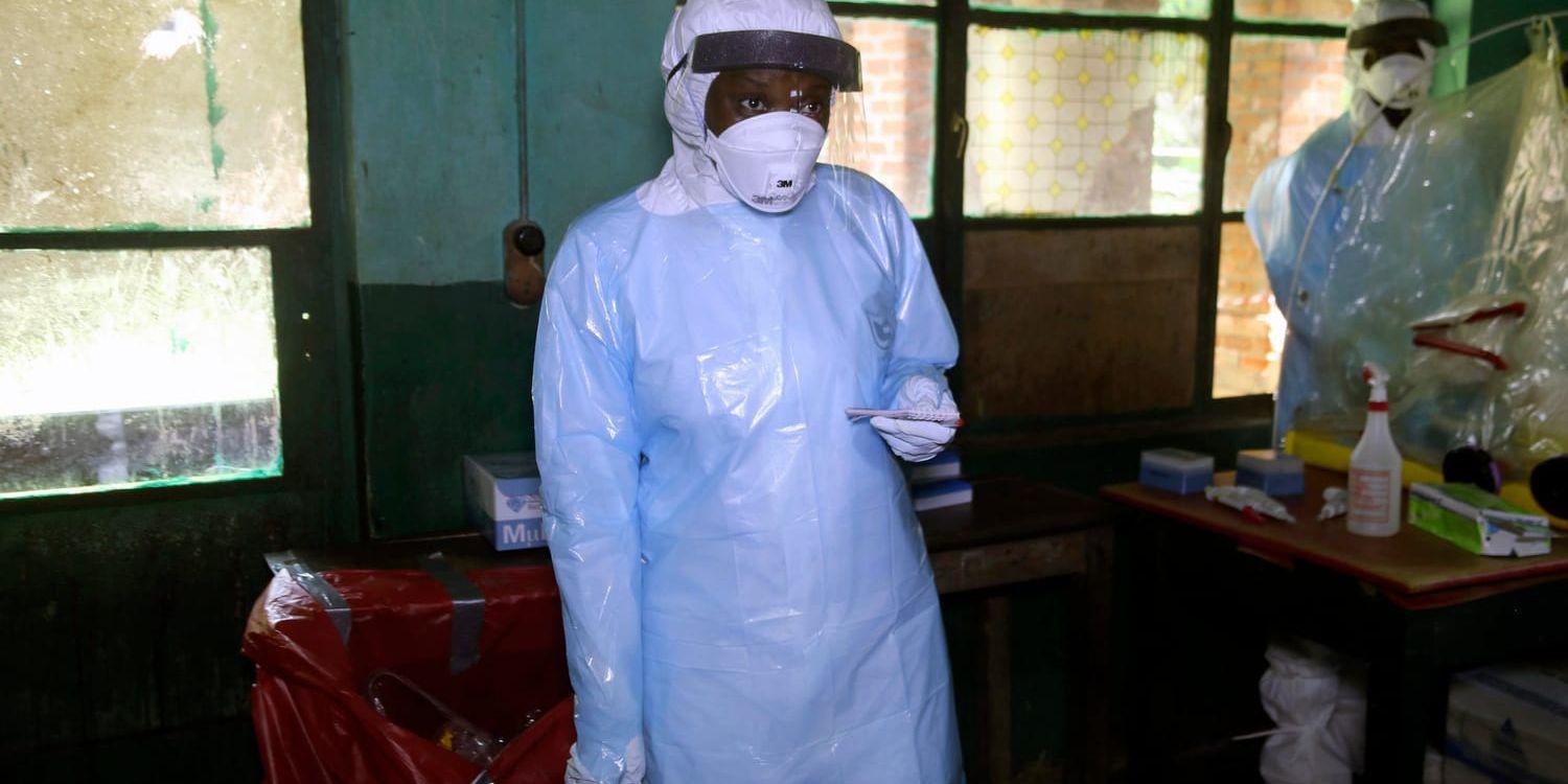 En hjälparbetare i staden Bikoro i Kongo-Kinshasa, där ett utbrott av febersjukdomen ebola lett till 23 människors död. Ett fall av sjukdomen har nu upptäckts i miljonstaden Mbandaka 15 mil därifrån.