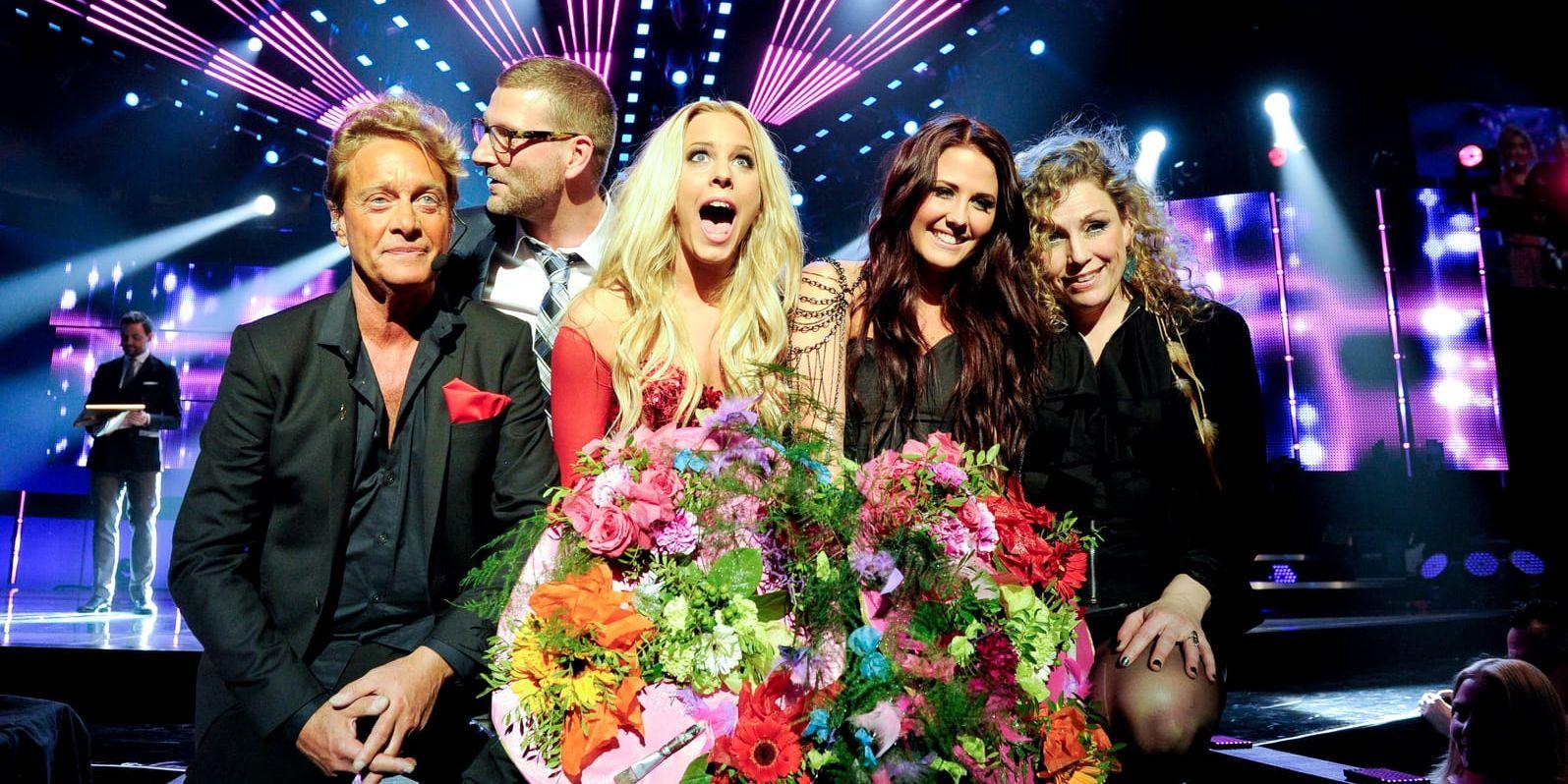 Björn Ranelid feat. Sara Li och Molly Sandén jublar tillsammans med låtskrivarna efter att de röstats direkt till finalen i Globen från deltävling tre i Melodifestivalen 2012 i Tegera Arena i Leksand.