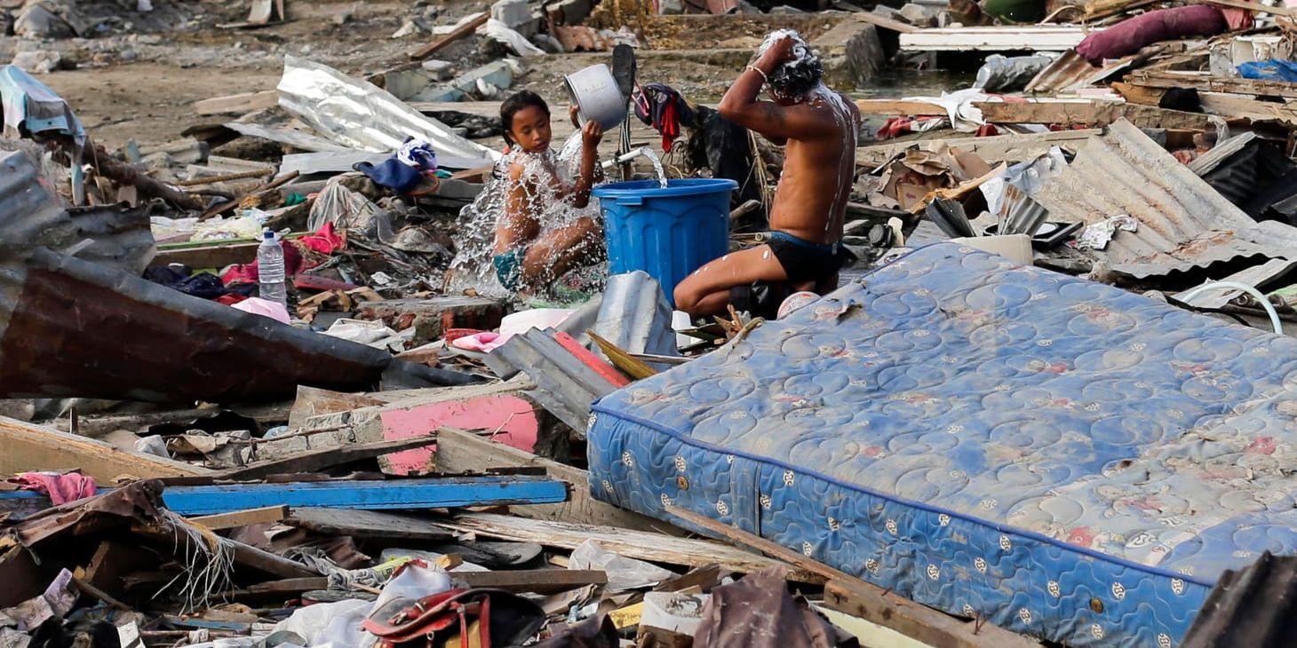 Staden Palu på den indonesiska ön Sulawesi ligger i ruiner och nästan 200 000 personer i området är enligt FN i behov av humanitärt stöd.