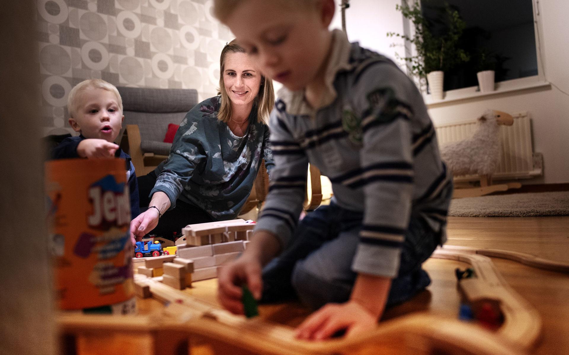 Caroline Borgvall bygger tågbana med barnen Tage, 3 år och Malte, 5 år.