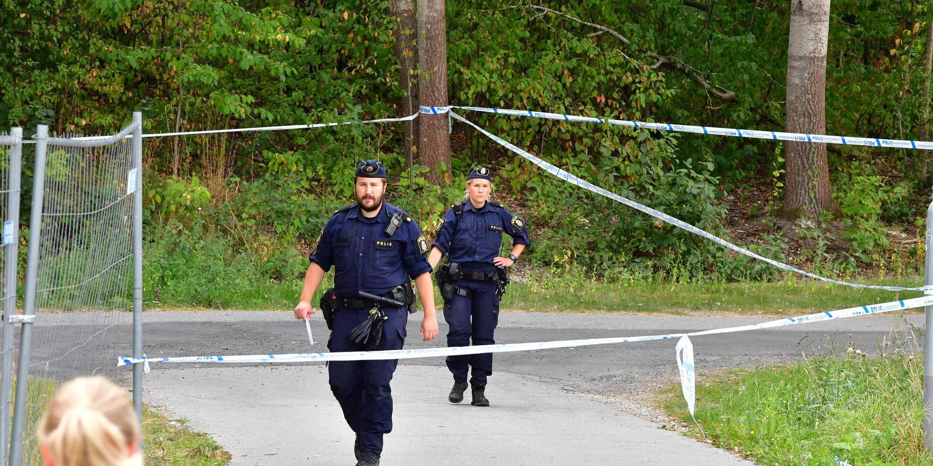 En pojke i tonåren hittades knivskuren utomhus i närheten av en skola i Solna, norr om Stockholm. 