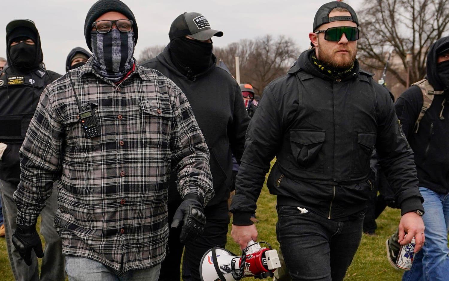 Proud Boys-medlemmen Joseph Biggs, till vänster och Ethan Nordean, till höger, i Washington den 6 januari 2021.