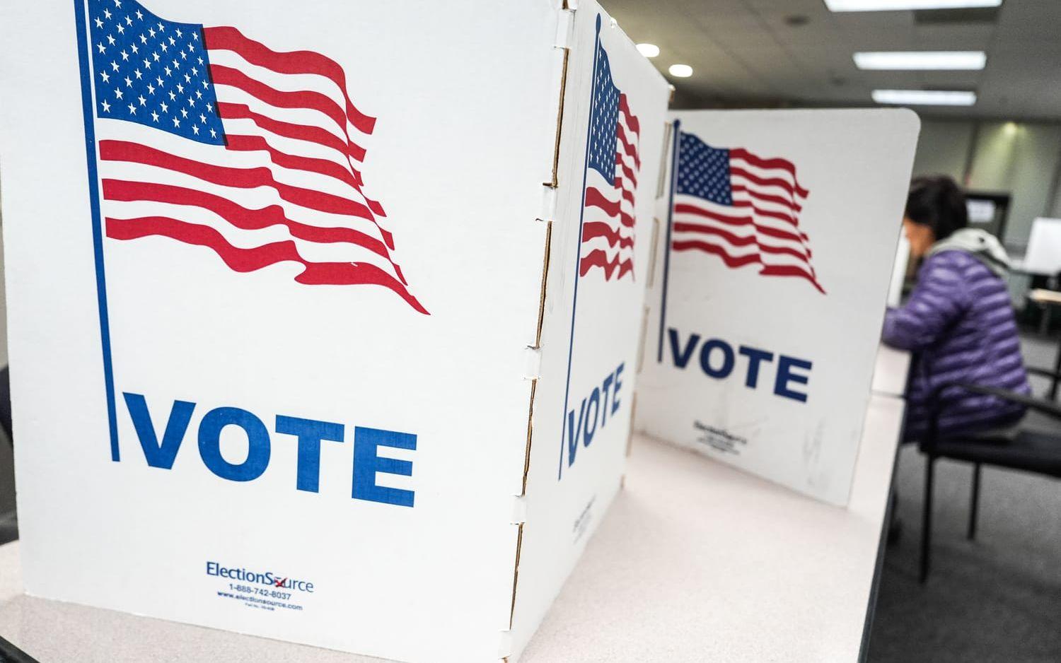 En person röstar i folkomröstningen i Virginia.