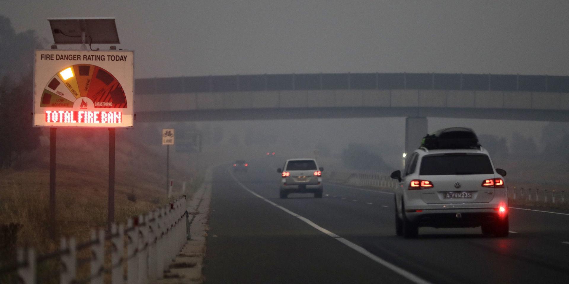 Rök drar in över en motorväg utanför Australiens huvudstad Canberra.