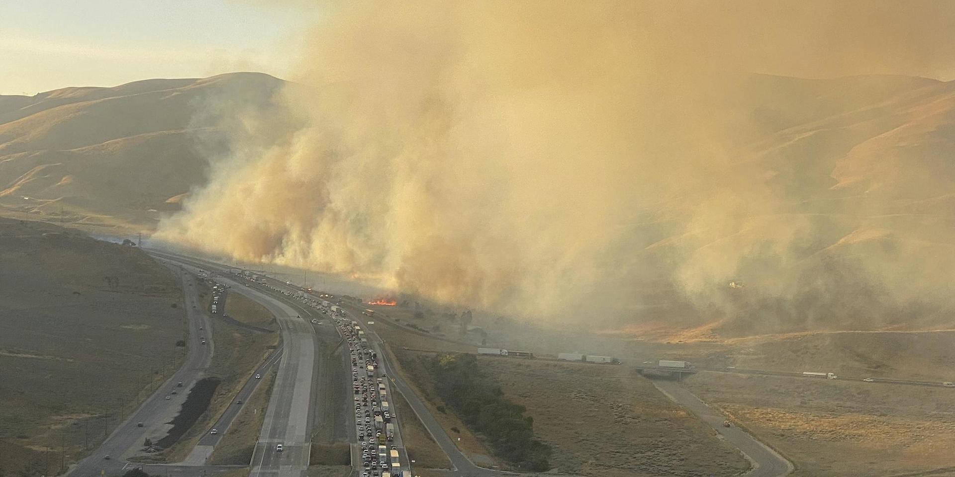 Bränderna drabbar västliga delar av både Kanada och USA. Här brinner det nära Gorman i Kalifornien i helgen.