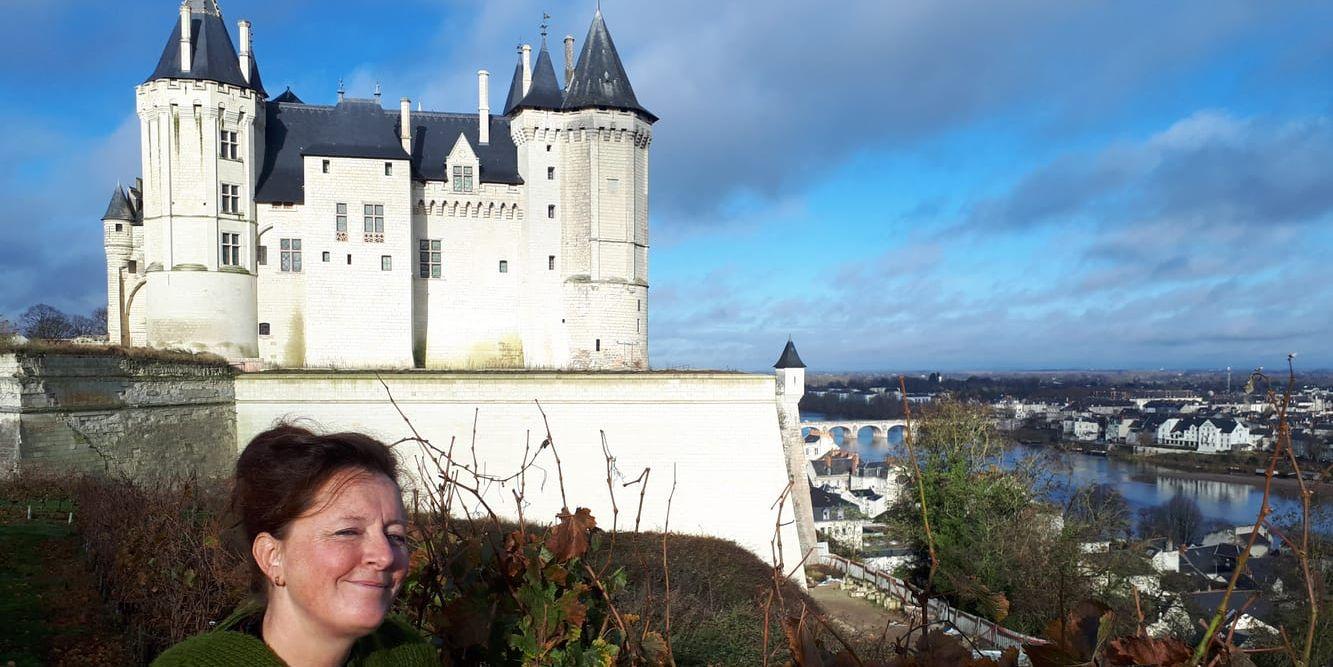 Sedan många år tillbaka bor Ulrica Ullman i den lilla franska staden Saumur, drygt 30 mil sydväst om Paris. Staden har många medeltida byggnader och här står Ulrica framför det vackra gamla slottet Château de Saumur, som uppfördes redan på 1300-talet.