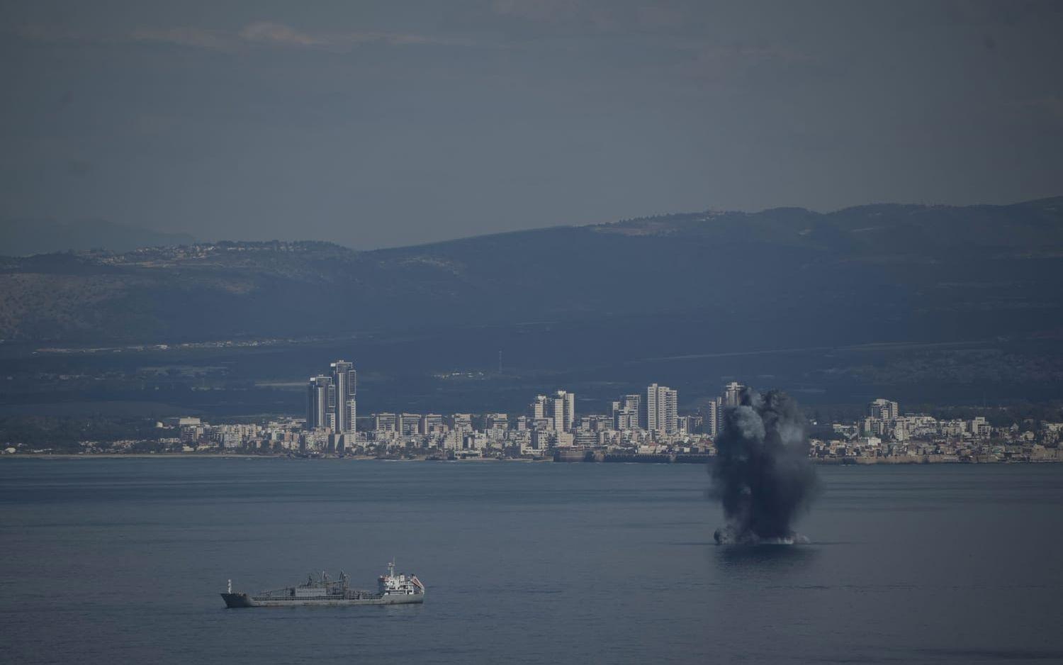 En inkommande projektil exploderar över vattnet utanför Haifa i Israel på lördagen.