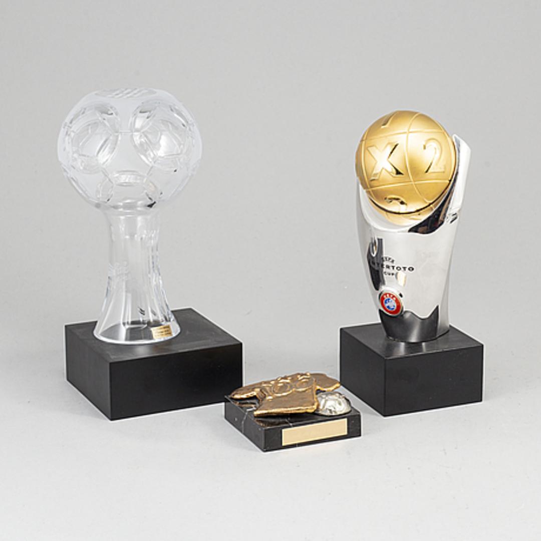 Pokaler och statyetter från tiden inom den internationella fotbollen. 