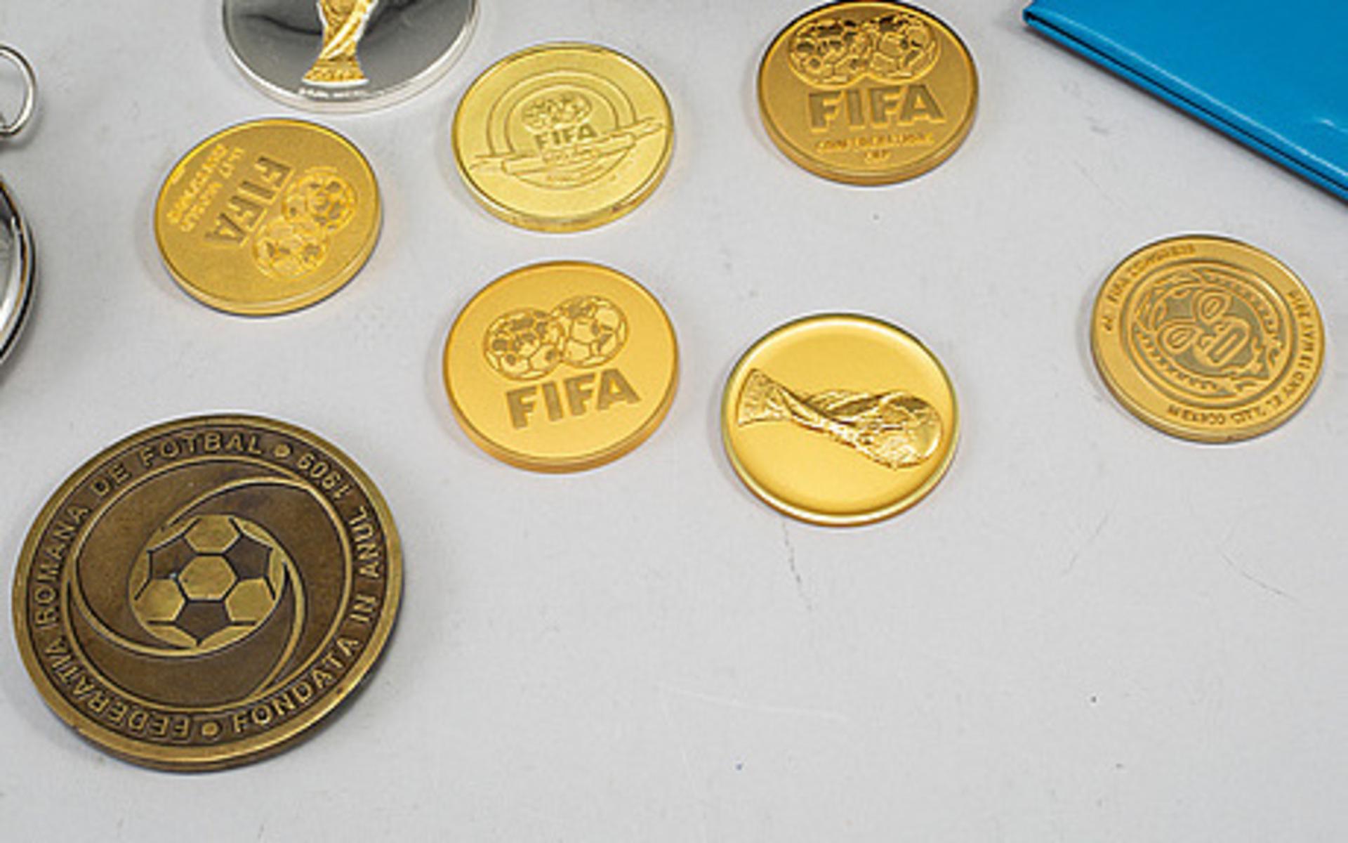 Medaljer från tiden inom den internationella fotbollen. 