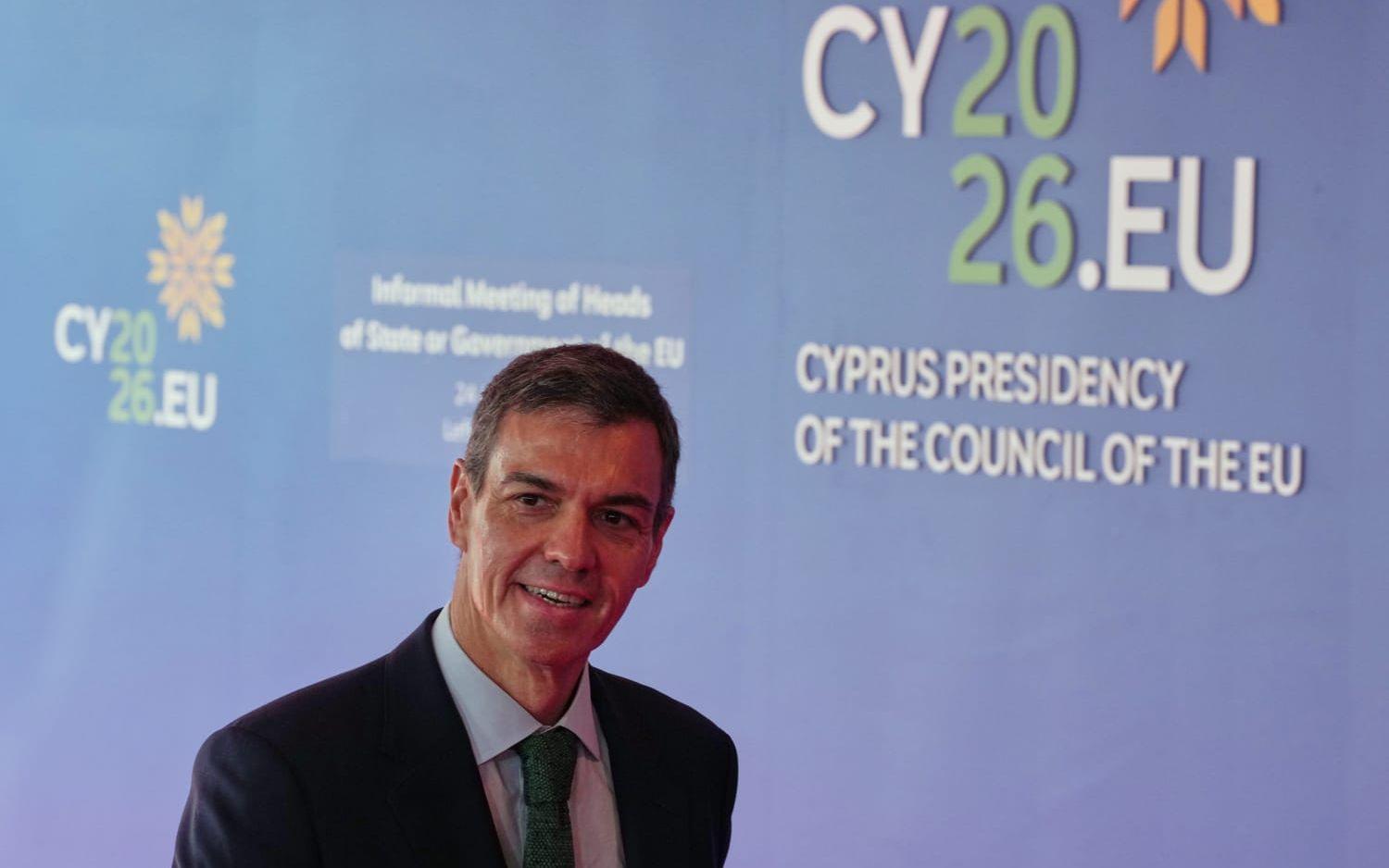Spaniens premiärminister Pedro Sánchez på väg in till fredagens EU-toppmöte i Nicosia.
