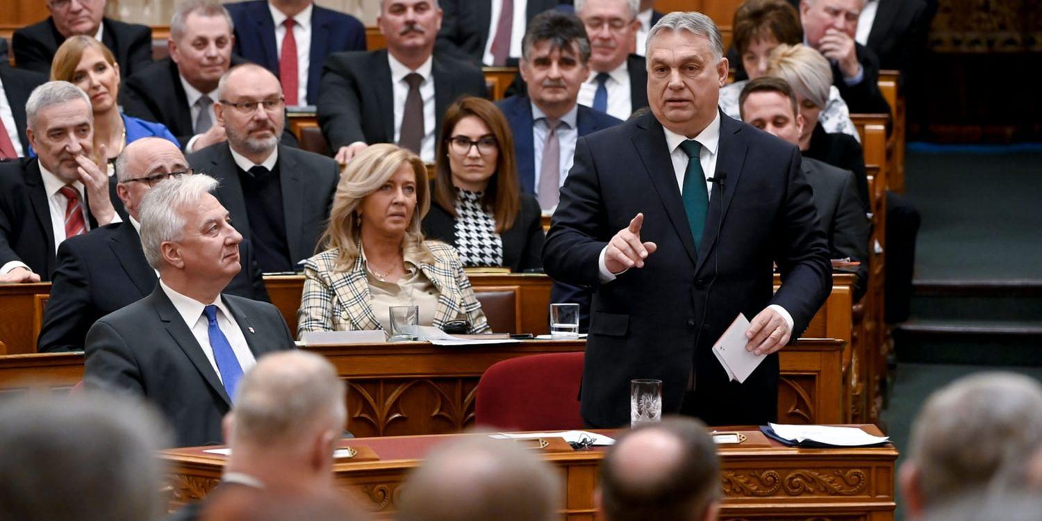 Ungerns premiärminister Viktor Orban talar till parlamentet på måndagen den 27 februari. 