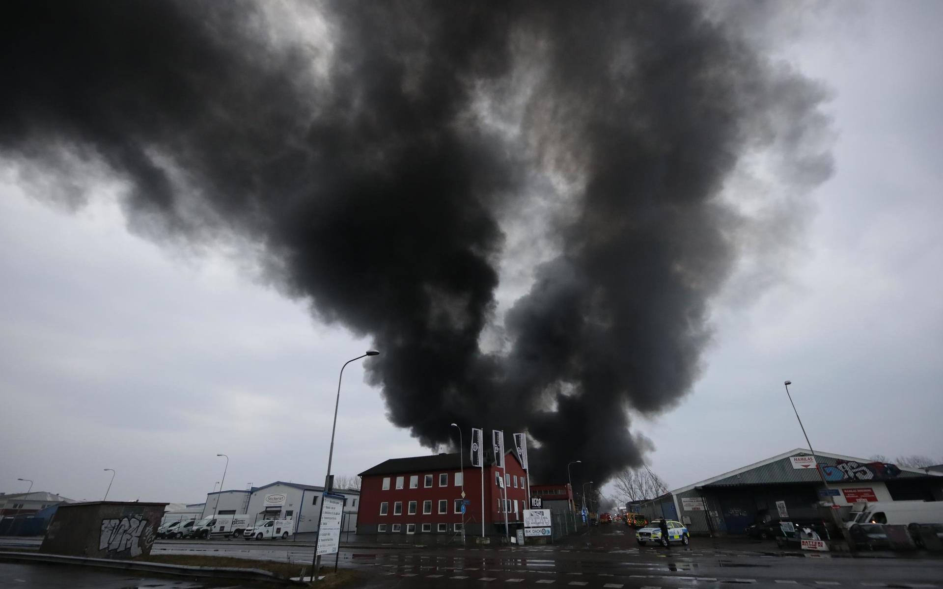 En större lagerlokal vid industriområdet Ringön på Hisingen i Göteborg brinner. Rökutvecklingen är kraftig. 