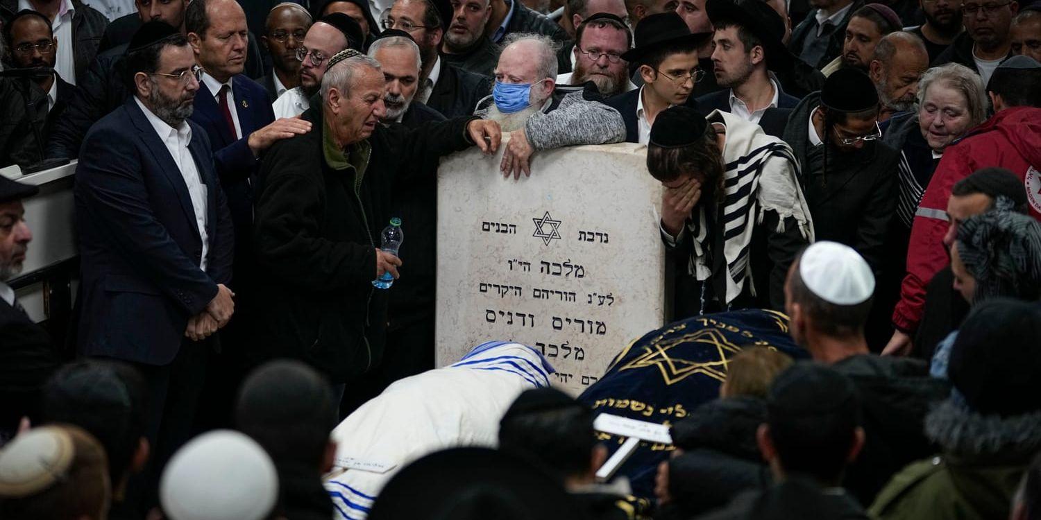 Sörjande under begravningen av ett israeliskt par som dödades i fredagens skjutning i östra Jerusalem.