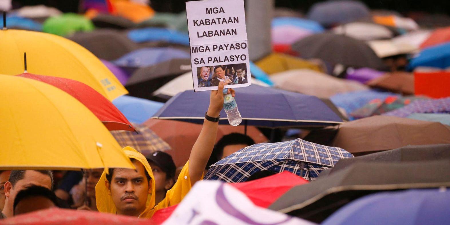President Rodrigo Dutertes så kallade krig mot droger samlar fortfarande stort folkligt stöd i Filippinerna. Men missnöjet växer. I huvudstaden Manila trotsade hundratals demonstranter regnet i en protest mot dödandet och mot Duterte.