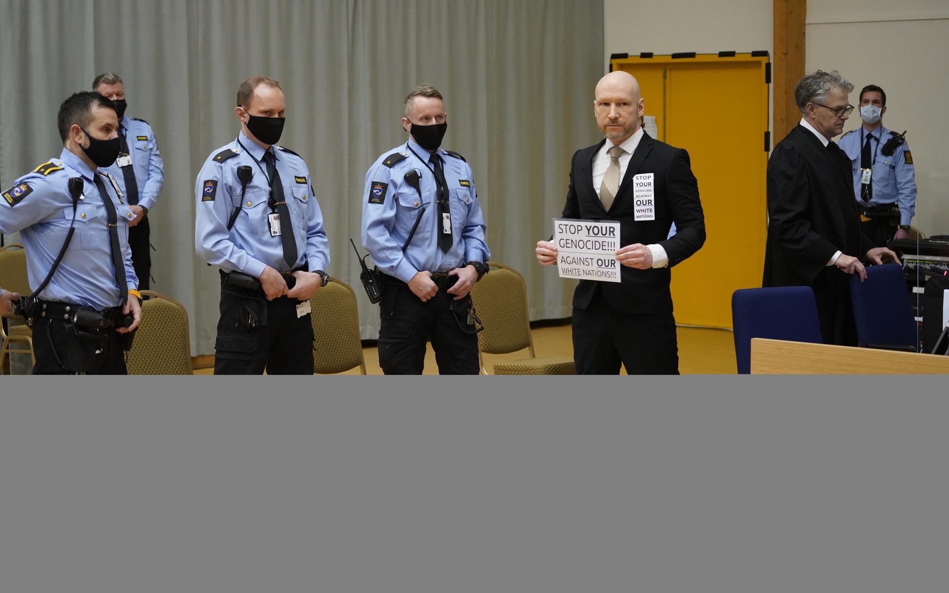 När Breivik anlände till rättssalen hade han med sig skyltar med nazistiska budskap och gjorde nazistiska hälsningar mot journalisterna och domaren, rapporterar NRK.