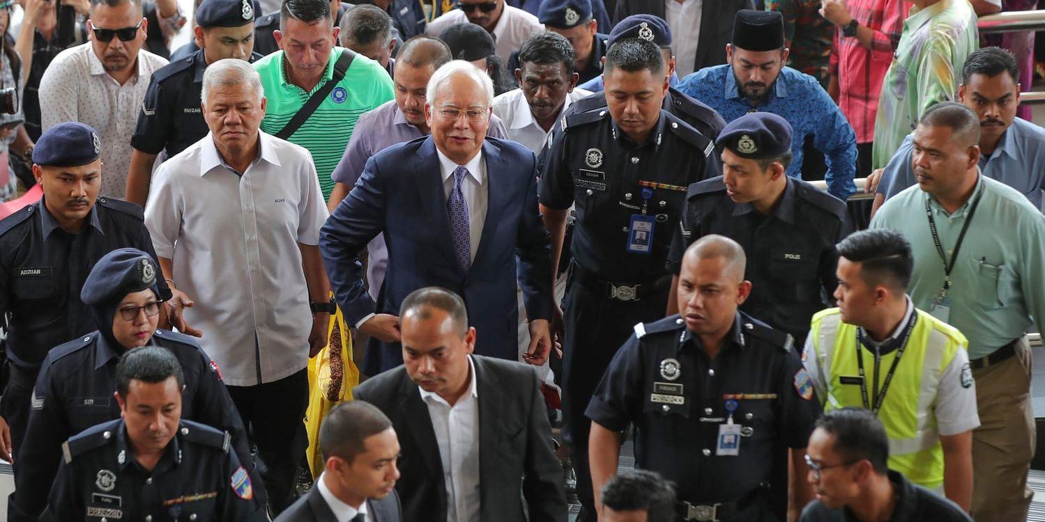 Malaysias tidigare premiärminister Najib Razak anländer till rätten.