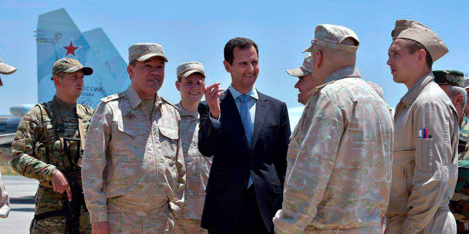 Den syriska presidenten Bashar al-Assad besökte på tisdagen en rysk flygbas i landets västra del.