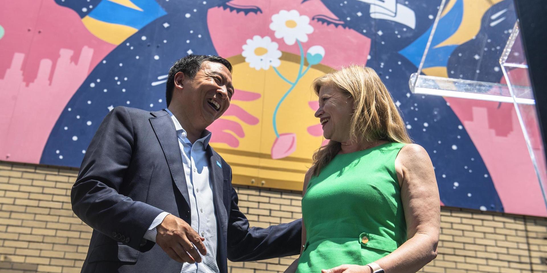 De demokratiska borgmästaraspiranterna Andrew Yang och Kathryn Garcia kampanjar i New York.