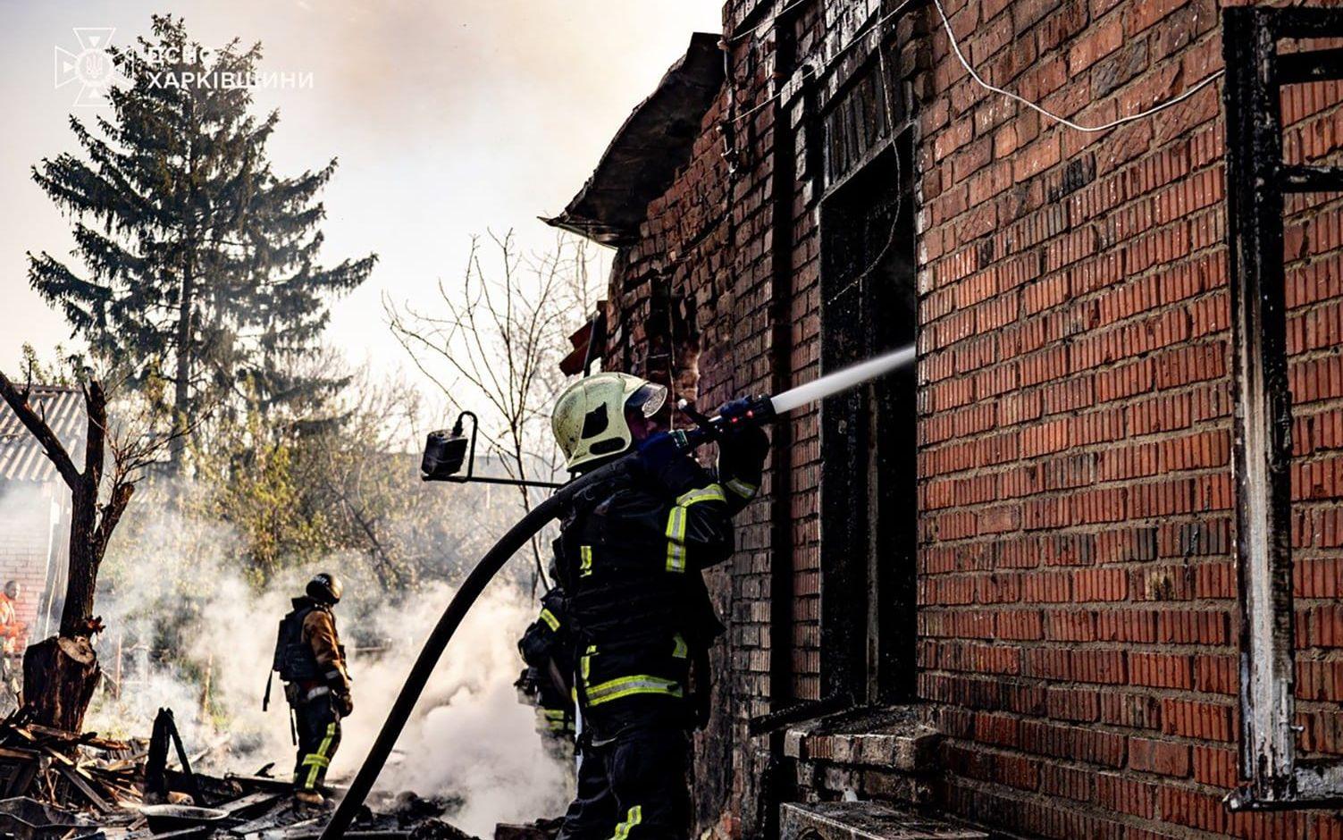 Ukrainsk räddningspersonal släcker en brand efter en rysk drönarattack i Charkivregionen på onsdagen.