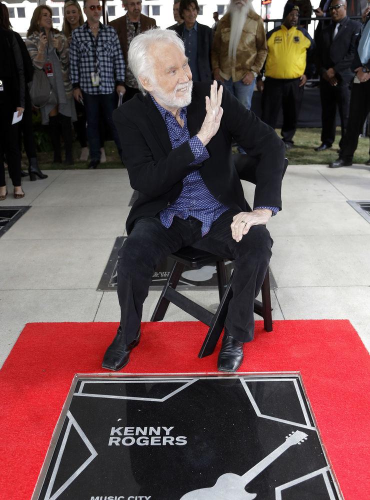 Kenny Rogers vid sin stjärna på Music City Walk of Fame i Nashville 2017. Arkivbild.