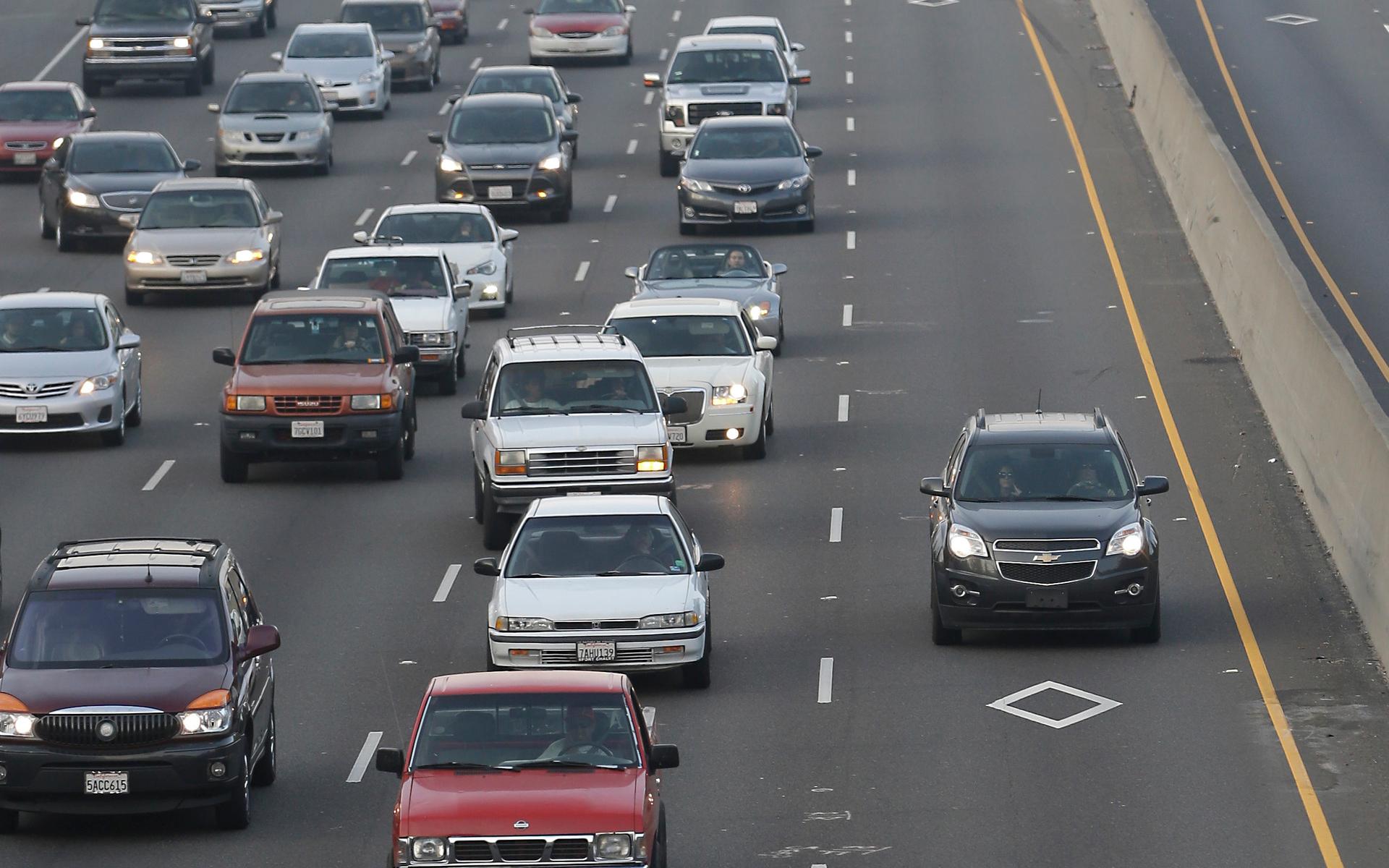 På motorvägarna i USA finns det ofta ett körfält som är reserverat för fordon med flera passagerare, en så kallad samåkningsfil. En kvinna i Texas fick en bot efter att hon kört ensam i en samåkningsfil på motorvägen, där man måste vara minst två stycken i bilen för att få köra. 